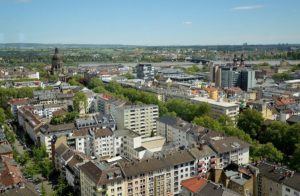 Blick über die Dächer von Mainz: Viel Dachpappe und Ziegel, wenig Grün. - Foto: gik
