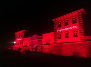 Schwebte beinahe in der dunklen Nacht: Die Mainzer Zitadelle in Rot. - Foto: gik