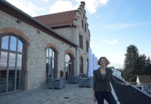 Katharina Ferch auf der Terrasse des alten Kelterhauses, heute der Winzerkeller Ingelheim. - Foto: gik