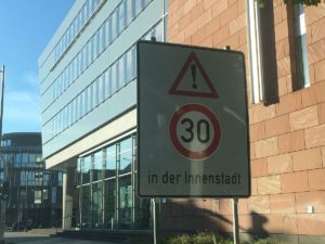 Illegale Tempo 30-Zonen-Schilder in der Mainzer Rheinallee bei Beginn der Maßnahme - die Schilder waren nach wenigen Tagen wieder verschwunden. - Foto: gik