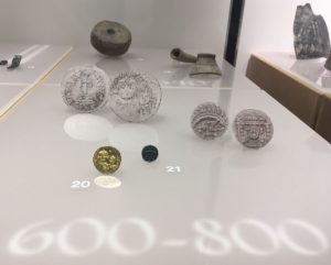 Byzantinische Goldmünze in der Ausstellung "Aus dem Schatten der Antike" über das mittelalterliche Mainz. - Foto: gik
