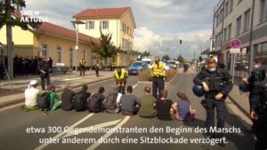 Friedliche Sitzblockade von Gegendemonstranten gegen einen Aufmarsch der Rechten in Ingelheim. - Quelle: SWR-Bericht, Screenshot: gik