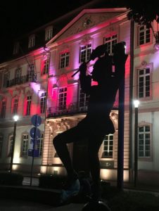 Der Bajazz mit der Laterne tanzt vor Freude, der Bassenheimer Hof erstrahlt in Mainzer Rot... - Foto: gik