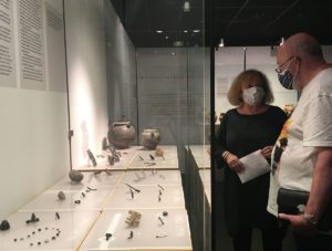 Landesarchäologin Marion Witteyer in der Ausstellung "Aus dem Schatten der Antike" über das mittelalterliche Mainz. - Foto: gik