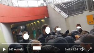 Ein Polizist sprüht Pfefferspray in eine in einer Unterführung am Ingelheimer Bahnhof eingekeilte Menge. - Das Foto ist ein Screenshot von Mainz& aus einem auf Twitter geteilten Video. - Screenshot: gik