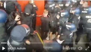 Ein Video auf Twitter zeigt, wie Polizisten Personen in den Tunnel drängen, Quelle im Text. - Screenshot: gik