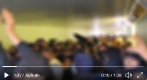 Zusammengepferchte Demonstranten in einer Unterführung am Ingelheimer Bahnhof. Das Foto ist eine Szene aus einem auf Twitter geteilten Video, die Quelle ist im Text verlinkt. - Screenshot: gik