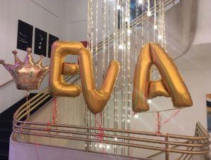 Irgendein kluger Fan hatte diese Luftballons ins Foyer des Saalbaus geschmuggelt, die Vorhersage "Eva" erwies sich als wahr. - Foto: gik