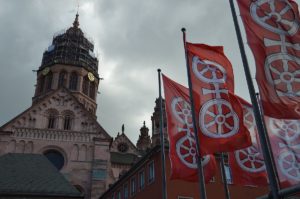 Dunkle Wolken über dem Mainzer Dom: Im Bistum gab es seit 1945 deutlich mehr Missbrauchsfälle als bisher bekannt. - Foto: gik