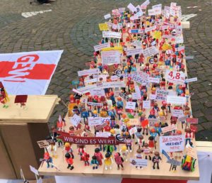 Dichtes Gedränge auf dem GEW-Demo-Tisch: 500 Kita-Mitarbeiter kamen am Dienstag zum "Streik" nach Mainz - als Playmobilfiguren. - Foto: GEW