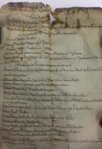 Beschädigte Urkunde aus der Zeitkapsel des Turmhahns von St. Christoph. - Foto: Bistum Mainz