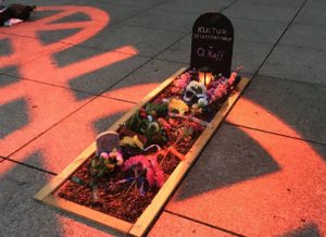 Stilisiertes Grab für die Clubszene während einer Protestveranstaltung von "Alarmstufe Rot" in der Corona-Pandemie in Mainz. - Foto:; gik 