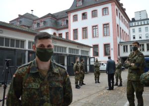Bundeswehrsoldaten im Hof des Gesundheitsamtes Mainz-Bingen, ganz links: Till Klein. - Foto: gik