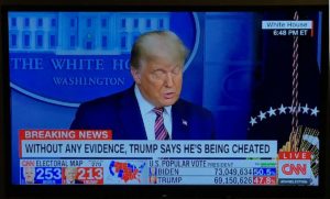 Trumps wirre Rede am Donnerstagabend wurde von den TV-Stationen umgehend mit Warnhinweisen versehen: "Ohne jeden Beweis", hier CNN., - Foto: gik