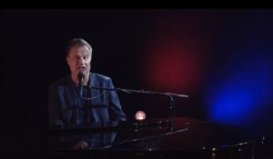 Kabarettist Lars Reichow an seinem Arbeitsgerät, dem Klavier. - Screenshot: gik, Video: Reichow