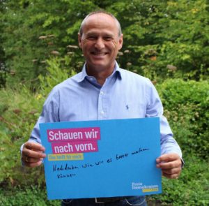 Volker Hans mit einem FDP-Wahlplakat. - Foto: FDP Mainz