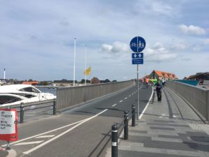 Fahrradbrücke in Kopenhagen: Getrennte Bahnen für Autos, Fahrräder und Fußgänger. - Foto: gik