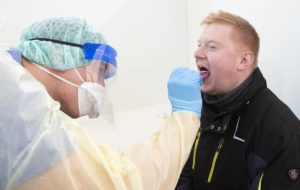 Rachenabstrich bei einem Patienten im Testzentrum der Uniklinik auf der Mainzer Messe. - Foto: Peter Pulkowski