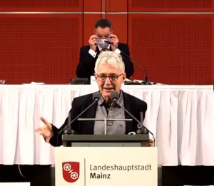 Verteidigte Hans und das ehrenamtliche Dezernat: FDP-Stadtrat Wolfgang Klee. - Foto: gik