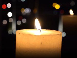 Kerze zum Gedenken an die Toten der Corona-Pandemie im Fenster von Schloss Bellevue. - Screenshot: gik 