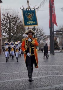 Die Meenzer Jägergarde beim Spaziergang am Neujahrsmorgen - "verfolgt" von ein paar Ranzengardisten. - Foto: Schnarr/gik