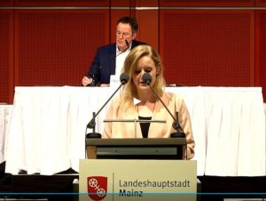 HaMü-Ortsvorsteherin Christin Sauer bei ihrer Rede im Mainzer Stadtrat zum, Wäldchen Heiligenhaus. - Foto: gik
