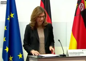 Gesundheitsministerin Sabine Bätzing-Lichtenthäler (SPD) bei einer Pressekonferenz zur Impfstrategie des Landes. - Foto: gik