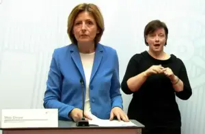 Ministerpräsidentin Malu Dreyer (SPD) bei der Pressekonferenz zur Impfstrategie Rheinland-Pfalz, flankiert von einer Gebärdendolmetscherin. - Foto: gik