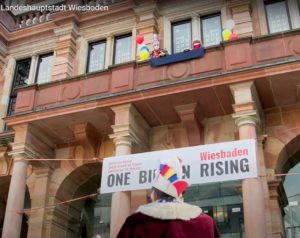 Angriff auf das Wiesbadener Rathaus: Erstürmung Corona-konform mit genau einem Narren. - Video: Stadt Wiesbaden, Screenshot: gik