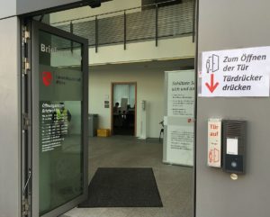 Das Briefwahlbüro der Stadt Mainz am neuen Stadthaus in der Großen Bleiche hat bereits wieder geöffnet. - Foto: gik