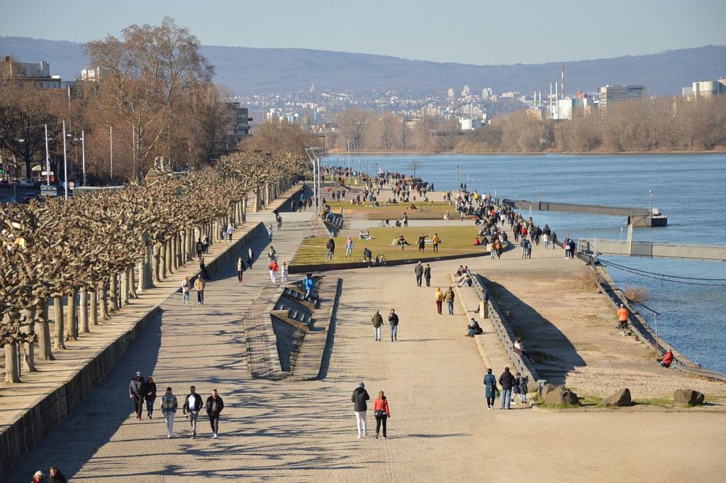 Rheinufer in Mainz wird neu gestaltet Neue Ufertreppe an alter Holzschlepprampe Absage an