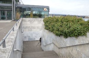 Die derzeitige Treppe vom Rathausplateau zum Rheinufer: Eng, steil, unattraktiv. - Foto: gik
