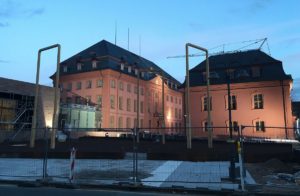 Aufbau des Kunstwerks "Drei Fahnen" vor dem neu sanierten Mainzer Landtag an der Großen Bleiche. - Foto: gik