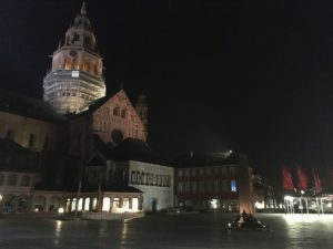 Mainz zur Zeit der nächtlichen Ausgangssperre Anfang April 2021. - Foto: gik