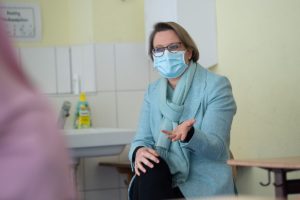Bildungsministerin Stefanie Hubig (SPD) mit Maske bei einem Schulbesuch. - Foto: dpa