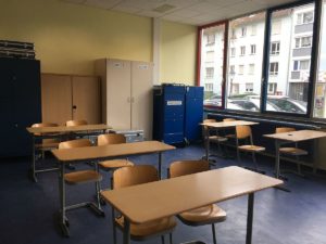 Immer mehr Klassenräume an den Schulen bleiben leer: die Omikron-Welle trifft ganz akut Schulen und Kitas. - Foto: gik