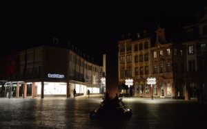 Der Mainzer Markt am Freitagabend, nachdem das Verwaltungsgericht Mainz die nächtliche Ausgangssperre gekippt hatte. - Foto: gik
