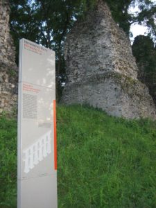 Infotafel an den Römersteinen - es ist der einzige Hinweis vor Ort auf den einst höchsten römischen Aquädukt nördlich der Alpen. - Foto: gik 