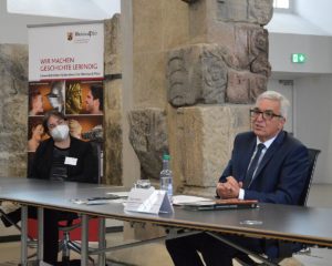 Innenminister Roger Lewentz (SPD) auf der Pressekonferenz zur Zukunft von GDKE, Landesmuseum und Steinhalle mit GDKE-Chefin Heike Otto. - Foto: gik
