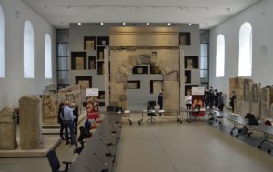 Die Steinhalle des Landesmuseums soll künftig wieder ganz der Präsentation der Römerfunde gewidmet sein. - Foto: gik