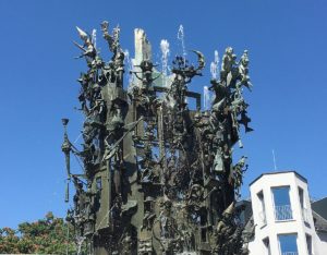 Bajazz und Komiteeter, Tänzerin und Narr - 200 Figuren sind auf dem Fastnachtsbrunnen verewigt. - Foto: gik
