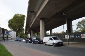 Die neue Verkehrsführung für die Hochbrücke läuft über die Mombacher Straße unter der alten Brücke. - Foto: gik