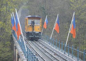 Die Nerobergbahn überquert auf einem spektakulären Aquädukt die erste Strecke übers Tal.- Foto: gik