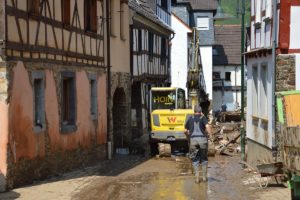 Bagger zwischen beschädigten Fachwerkhäusern in Dernau an der Ahr. - Foto: gik