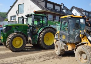Baggerfahrer und Traktoren von Landwirten und Unternehmern in Dernau an der Ahr: Helfer der ersten Stunde. - Foto: gik
