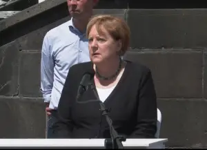 Erfahrene Krisenmanagerin mit Empathie: Bundeskanzlerin Angela Merkel bei ihrer Pressekonferenz im Ahrtal. - Screenshot: gik