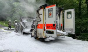 Der Rettungswagen des DRK-Ortsvereins Mainz-Hechtsheim, der am Samstag im Einsatz explodierte und ausbrannte. - Foto: Polizei Linz