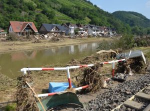 Zerstörung am Ahrufer in Dernau nach der Flutwelle: "Vor Hochwasser wird gewarnt". - Foto: gik