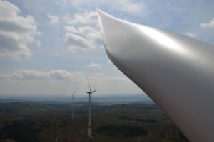 Windräder im Vogelsbergkreis, rechts eine Windradschwinge. - Foto: gik