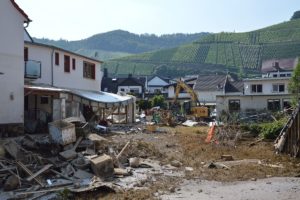 Trümmerwüste in Dernau am Tag 6 nach der Flutkatastrophe. - Foto: gik